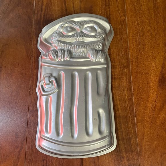 NWOT Wilton The Muppets Oscar the Grouch Cake Pan Mold - Picture 2 of 6